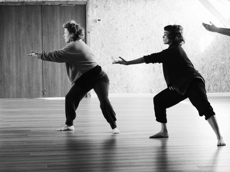 עלמה ואביטל מלמדות שיעור אימפברוזיציה