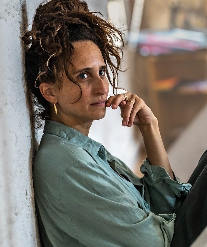 מורה בשנה ג לתהליכי הוראת מגע ותנועה ומלמדת את הקורס קונטקט אימפרוביזציה השנתי