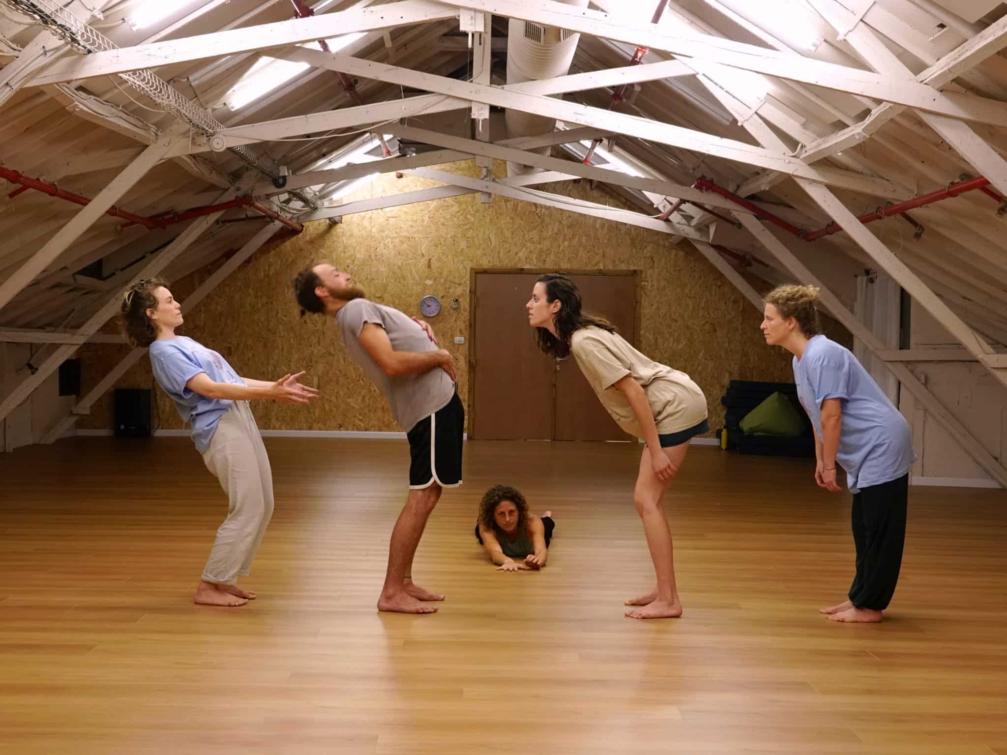 ארבעה רקדנים 2 מתכופפות 'שימה ו2 אחורה בשורה אחת מתחתם באמצע רקדנית מתגלגלת