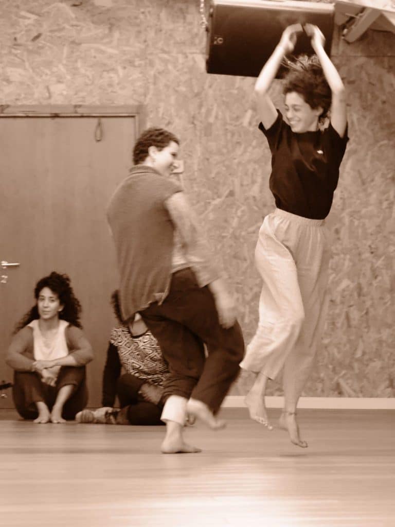 שתי נשים רוקדות